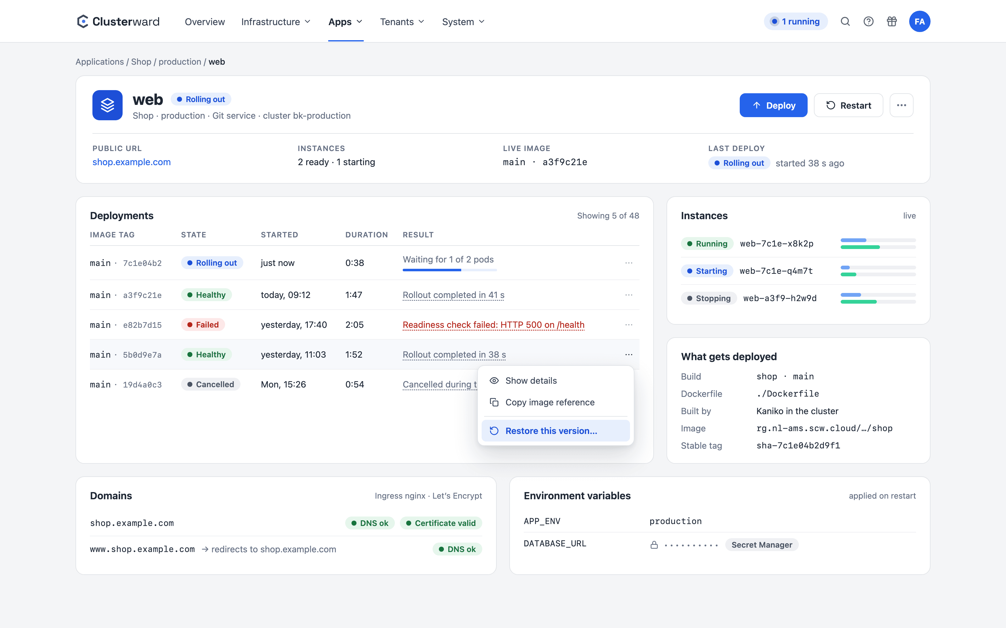Vereinfachte Ansicht einer Service-Seite im Clusterward-Cockpit: laufender Rollout, Deploy-Historie mit „Restore this version…“, Instanzen, Build, Domains und Secrets